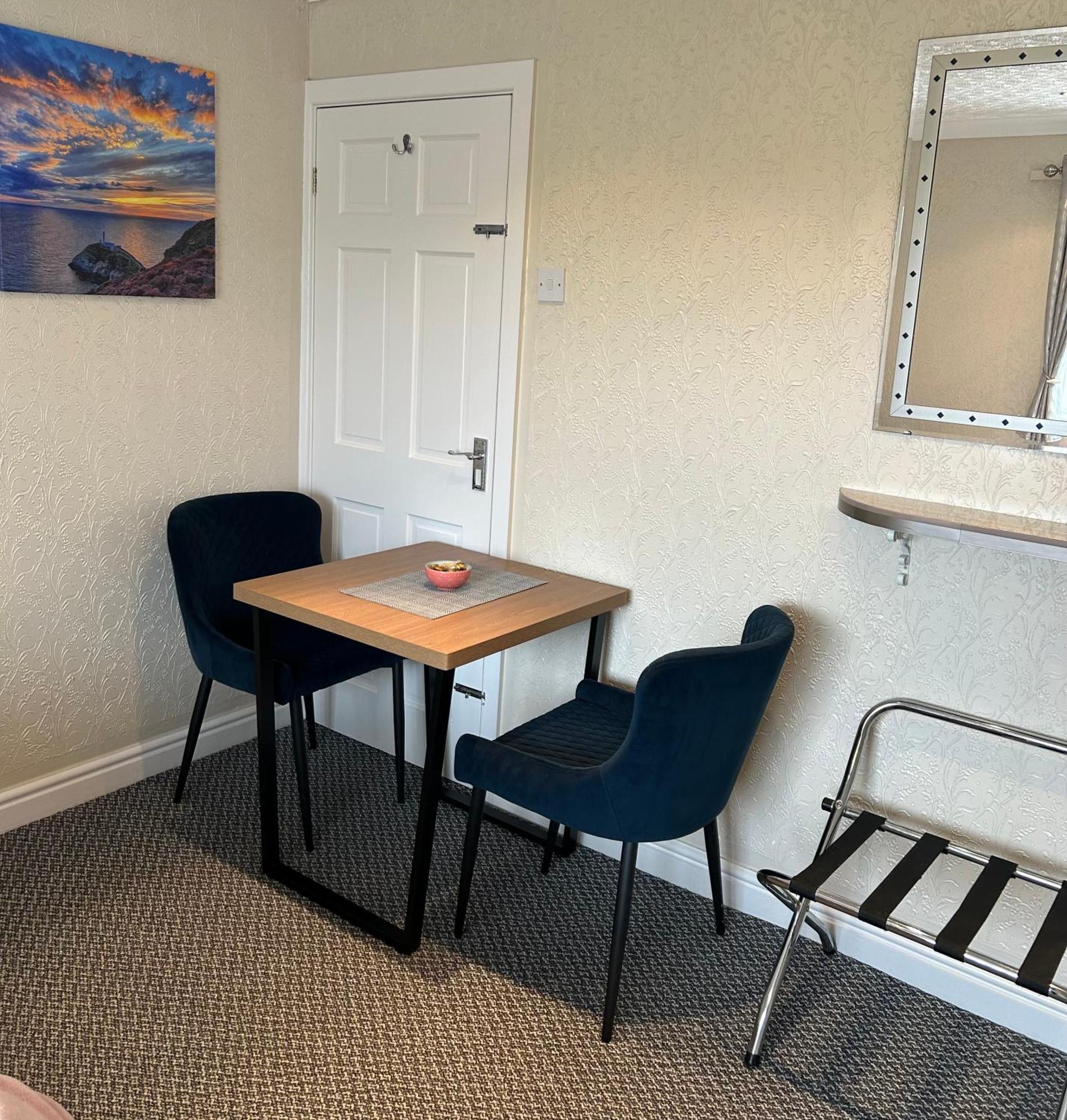 Crossroads Bed and Breakfast Holyhead Buitenkant foto