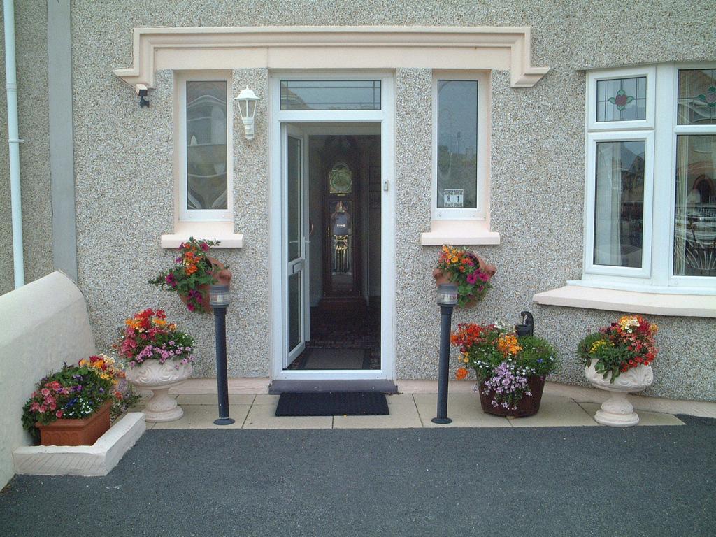 Crossroads Bed and Breakfast Holyhead Buitenkant foto
